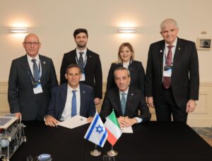 من اليمين، موشيه مدينا، مدير برنامج مهمة Genesis 2 – SpaceIL، ماريا شارا نوتو، مديرة العلاقات الدولية في وكالة الفضاء الإيطالية، شاكيد مئير بن شوشان، مديرة العلاقات الدولية في وكالة الفضاء الإسرائيلية، أوري أورون، المدير من وكالة الفضاء الإسرائيلية، البروفيسور تيودورو فالينتي، مدير وكالة الفضاء الإيطالية، شيمون شيريد من كلية SpaceIl. الصورة: أوز شيشتر، الرئيس التنفيذي