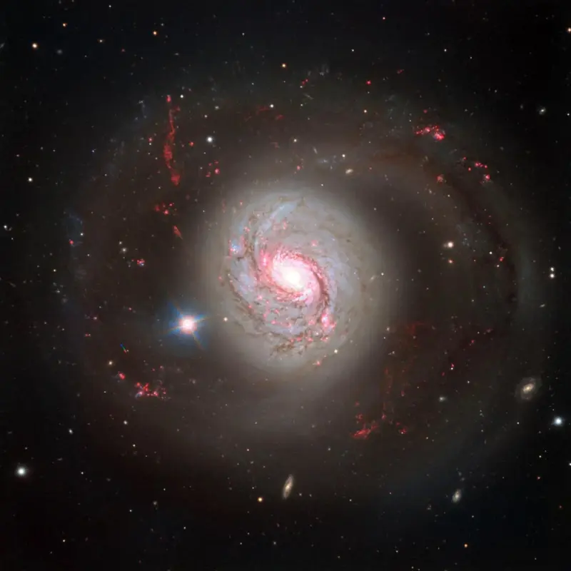 הגלקסיה NGC 1086, הנמצאת במרחק של 47 מיליון שנות אור, היא אחת הגלקסיות הקרובות ביותר בעלות גרעין גלקטי פעיל. התמונה צולמה על ידי טלסקופ VLT של מצפה הכוכבים הדרומי האירופי.