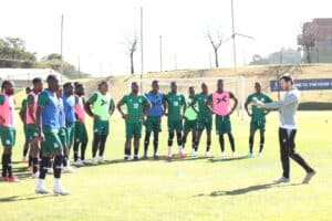 يقوم المدرب الإسرائيلي نير ليفين بتدريب لاعبي كرة القدم في زامبيا. الصورة: اتحاد زامبيا لكرة القدم