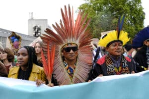 السكان الأصليون في البرازيل يحتجون في بروكسل ضد الظلم البيئي الذي لحق بهم، أكتوبر 2022. الرسم التوضيحي: Depositphotos.com