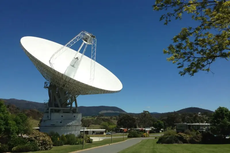 רשת החלל העמוק, תחנת החלל העמוק 43 (DSS-43), אנטנה בקוטר 70 מטר במתחם התקשורת בסמוך לקאנברה, אוסטרליה.
קרדיט: NASA/JPL-Caltech