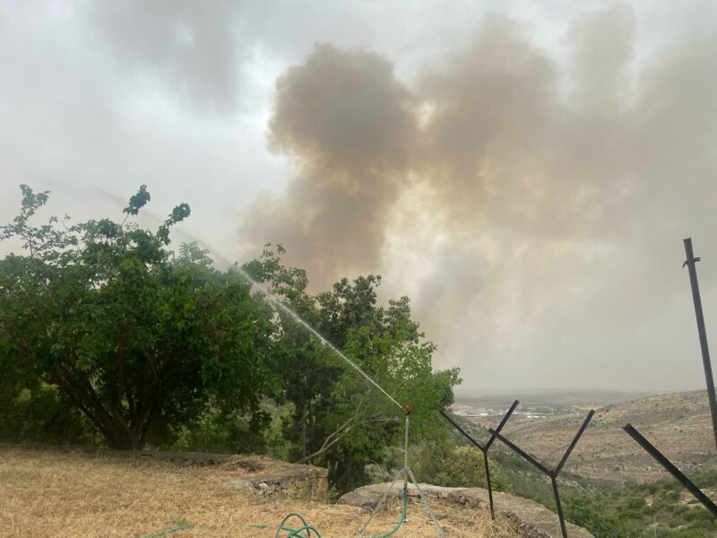 "יש צורך בגוף אחד שיתכלל את נושא השריפות, ירכז את הטיפול והמניעה, וכן יעביר הכשרות בתחום לאנשי המקצוע הרלוונטיים על מנת ליישר קו". חומר מעכב בעירה שפוזר בשריפה בהרי ירושלים. צילום: יעל מסלטון