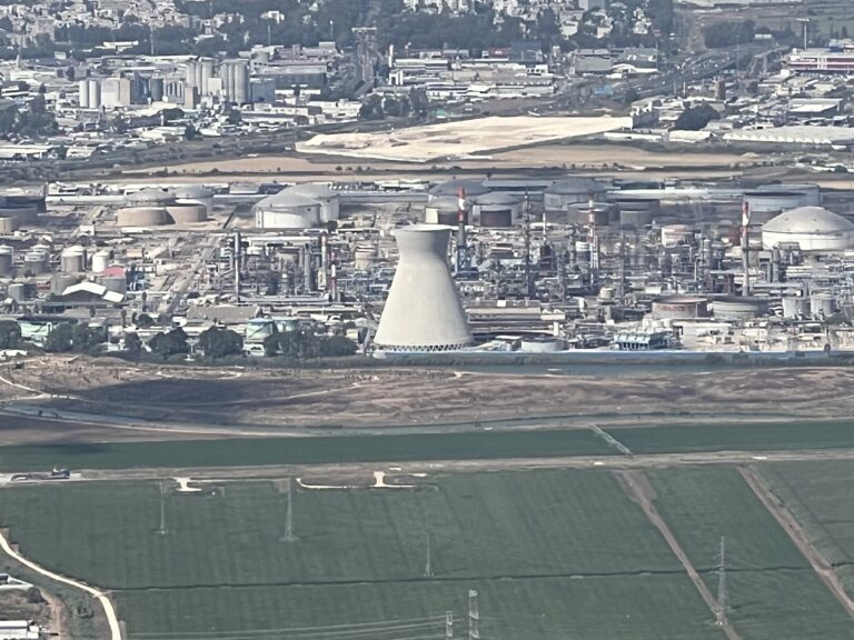 בתי הזיקוק בחיפה - מפעל בזן. צילום: אבי בליזובסקי