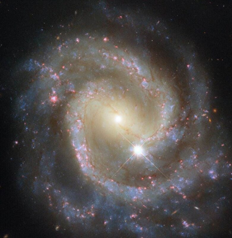 גלקסיית סליל NGC 7469 בפיסקס, ליבה בהירה, זרועות כוכבים צבעוניות, יצירת כוכבים.
