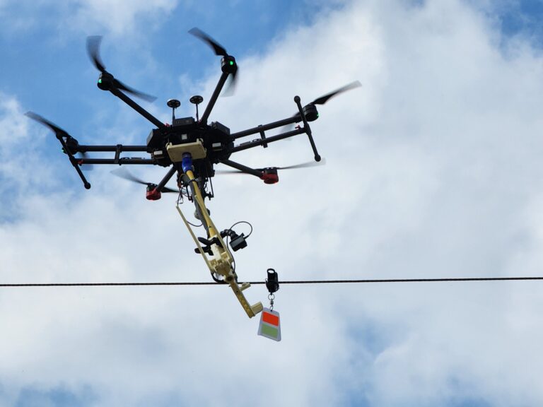 طائرة بدون طيار تُثبّت علامة على خط كهرباء. تصوير: د. إيشيل أوفير