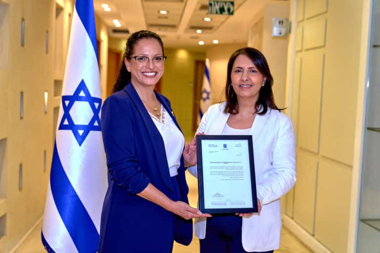 שרת החדשנות, המדע והטכנולוגיה גילה גמליאל מושיטה את כתב המינוי של פרופ' שמרית ממן לתפקיד מנהלת סוכנות החלל הישראלית. קרדיט: מיכאל דימנשטיין,לע"מ
