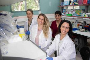 מימין: ד"ר נעמה דרזי, פרופ' איילת ארז, ד"ר נטלי רוזנפלד וד"ר אליזבטה באב-דיניץ. צילום דוברות מכון ויצמן