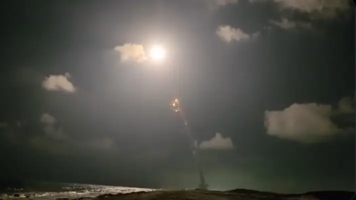 שיגור הלוויין אופק 19, 2/9/2025 כפי שנקלט על ידי מבלים בחוף פלמחים. צילום מסך מתוך רשת X