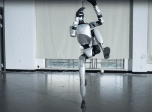 חברת הרובוטיקה יוניטרי שחררה לאחרונה סרטון שחושף את היכולות של הרובוט שלה. בני-האדם תוקפים אותו פעם אחר פעם, והוא מתחמק, נופל – וקם מיד על רגליו בזכות מערכת "אנטי כבידה"