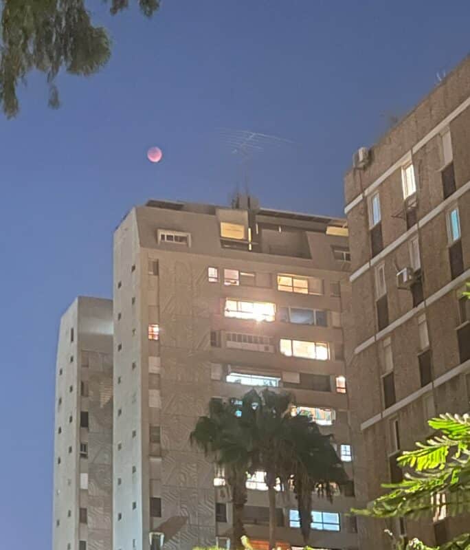 שיא הליקוי, 7/9/2025 בשעה 21:10 - כפי שנראה מרמת אביב גי. צילום: אבי בליזובסקי