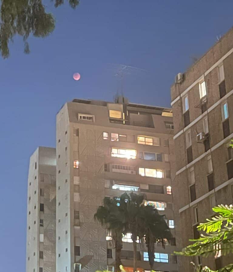 שיא הליקוי, 7/9/2025 בשעה 21:10 - כפי שנראה מרמת אביב גי. צילום: אבי בליזובסקי