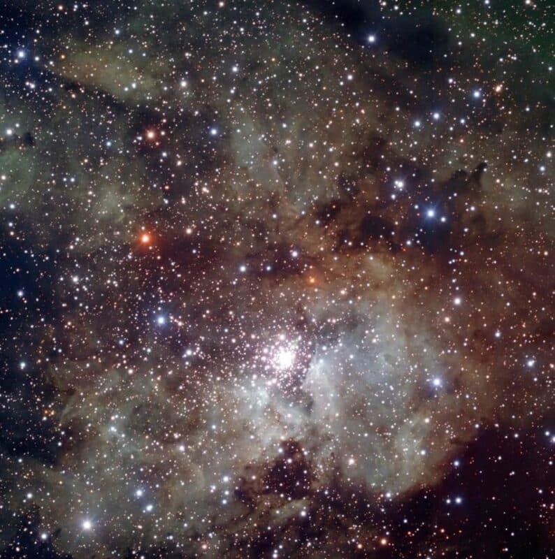 NGC 3603 הוא אזור שיוצר כוכבים בקצב גבוה הנמצא 22,000 שנות אור מהשמש, והוא האזור הקרוב ביותר מסוג זה הידוע בגלקסיה.
קרדיט: ESO