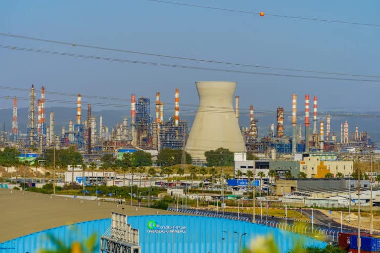 בתי הזיקוק והמפעלים הפטרוכימיים במפרץ חיפה. המחשה: depositphotos.com