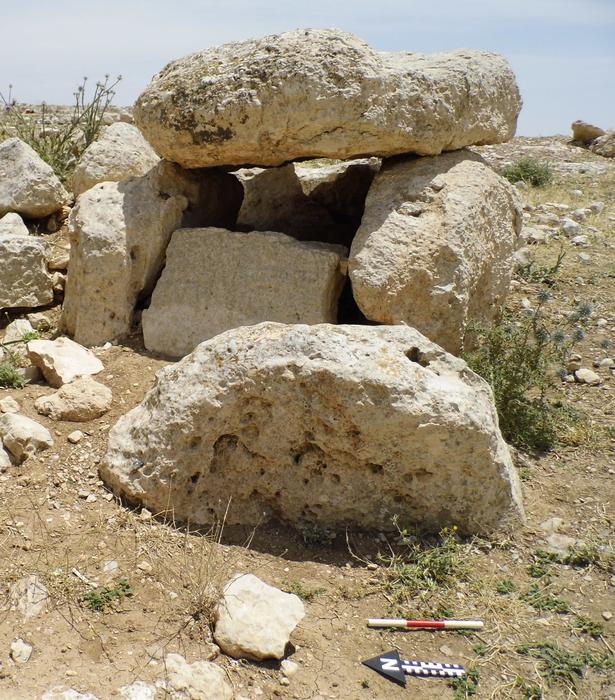 אתר פולחני בן 5,500 שנה נחשף בירדן: דולמנים, אבנים עומדות ומבנים מגליתיים