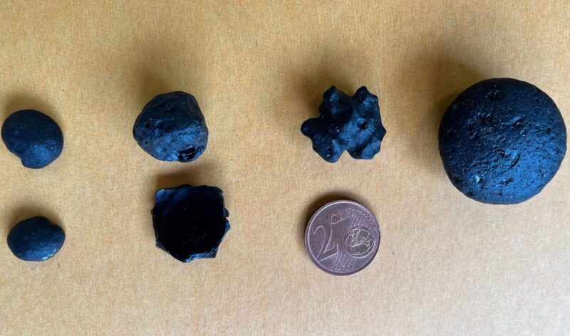 **ترجمة:** التكتيتات المكتشفة حديثًا، أو "الزجاج الكوني". حقوق الصورة: رسائل علوم الأرض والكواكب.