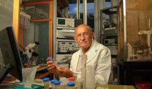 حاز على العديد من الجوائز عن أعماله العلمية، منها جائزة إسرائيل وجائزة وولف. مائير ويلتشيك في المختبر | الصورة: كوبي كالمانوفيتش، جائزة A.M.T.، ويكيبيديا