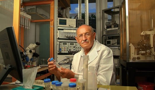 זכה בפרסים רבים על עבודתו המדעית, בהם פרס ישראל ופרס וולף. מאיר וילצ'ק במעבדה | צילום: קובי קלמנוביץ', פרס א.מ.ת, ויקיפדיה