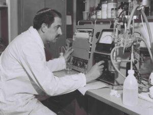 مهدت قدراته وإبداعه الطريق له ليصبح أول طالب دكتوراه في مدراش معهد وايزمان. ويلتشيك في المختبر عام ١٩٧٢ | الصورة: معهد وايزمان للعلوم