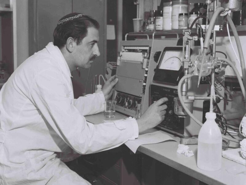 היכולות שלו והיצירתיות שלו סללו את דרכו להיות הסטודנט הראשון לדוקטורט במדרשה של מכון ויצמן. וילצ'ק במעבדה ב-1972 | צילום: מכון ויצמן למדע