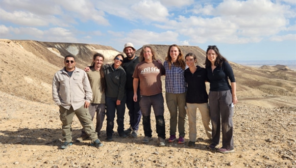 צוות המחקר של פרופ' אור שפיגל במהלך עבודת שטח במדבר