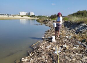 مجرى نعمان مليء بالحطام في نهاية فصل الصيف الجاف. الصورة: أناليز بيري