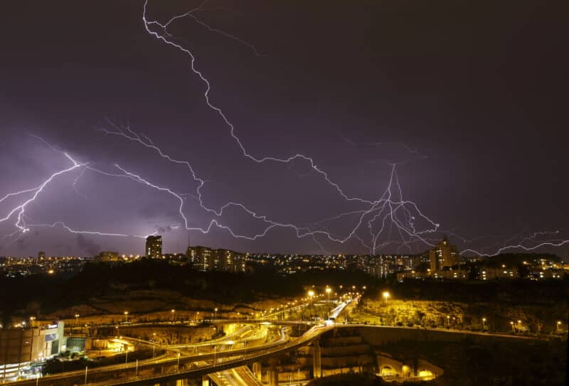 סופה מעל חיפה. <a href="https://depositphotos.com. ">המחשה: depositphotos.com</a>