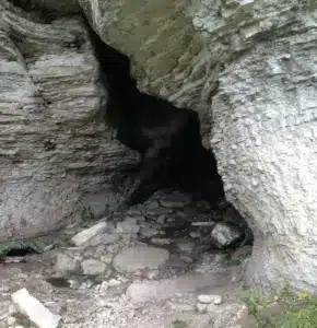 مدخل كهف ستورا بورفار في جزيرة ستورا كارلسا. نُقِّب الكهف بين عامي ١٨٨٨ و١٨٩٣. وقد ساهم الحجر الجيري في المنطقة في الحفاظ على حالة الحفظ الممتازة للمكتشفات. حقوق الصورة: يان ستورا / جامعة ستوكهولم