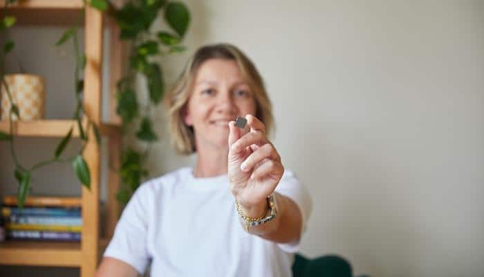 כיתוב תמונה: “בלשית קוונטית” ד״ר כריסטינה ג׳יארמאצי מאוניברסיטת מקווארי (בתמונה) הובילה את הצוות שיצר לראשונה תמונה מלאה של האופן שבו שגיאות מתפתחות לאורך זמן בתוך מחשבים קוונטיים. צילום: קייט פילד. קרדיט: Kate Field