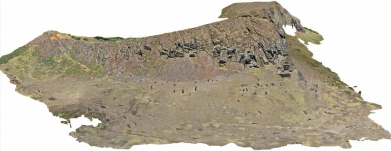 מודל תלת־ממדי של מחצבת רנו רראקו, שהופק בטכנולוגיית פוטוגרמטריה בשיטת Structure-from-Motion . התיעוד הדיגיטלי המקיף, המבוסס על 11,686 צילומי רחפן, חושף את הארגון המרחבי המורכב של אזורי הייצור, המחולקים בין סדנאות חציבה רבות. קרדיט: Lipo et al., 2025, PLOS One, CC-BY 4.0.
