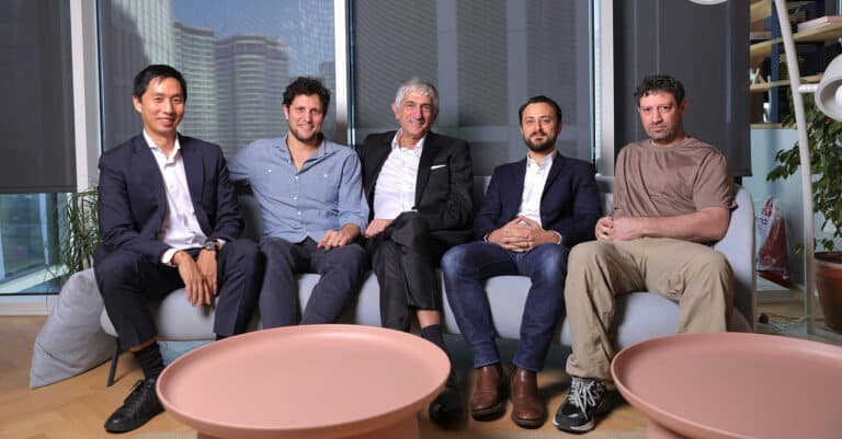 בתמונה: מימין לשמאל: אלן הו, מנכ"ל Qolab, ד״ר יונתן כהן, סמנכ״ל הטכנולוגיות של QM, פרופ׳ ג׳ון מרטיניס, סמנכ״ל הטכנולוגיות של Qolab, ד״ר איתמר סיוון, מנכ״ל QM, ד״ר ניסים אופק, מהנדס ראשי ב-QM. צילום: אוראל כהן