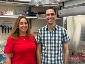 الأستاذ أوري بن دافيد والأستاذة رونيت ساكي باينيرو. الصورة: المتحدث الرسمي باسم جامعة تل أبيب