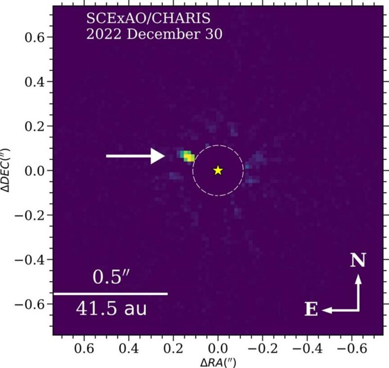 התמונה שצילם הטלסקופ סוברו שהובילה לגילוי של HIP 54515 b (מצוין בחץ). הכוכב המארח הוסתר בתמונה הזאת ואת מקומו מציין סימן הכוכב. הקו המקווקו מראה את הגבול של המסכה ששימשה להסתרת הכוכב. קרדיט: T. Currie/Subaru Telescope, UTSA