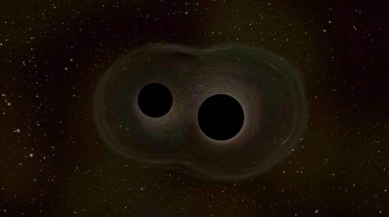 במחקר בודקים EMRIs (הסתחררויות פנימה ביחס מסות קיצוני): מערכות שבהן גוף דחוס שהוא קטן יחסית (לדוגמה, חור שחור שנוצר מקריסה של כוכב אחד) מקיף ובהדרגה נע פנימה אל חור שחור הרבה יותר מסיבי שבדרך כלל נמצא במרכז של גלקסיה. בזמן המסע הזה פנימה, הגוף הקטן יותר יוצר אות רציף של גלי כבידה. קרדיט: ESA