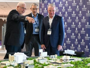 من اليمين إلى اليسار: الدكتور براندون نيلسون، رئيس شركة بوينغ العالمية، وإيدو نهوشتان، الرئيس التنفيذي لشركة بوينغ في إسرائيل، ورئيس معهد التخنيون أوري سيفان، فوق نموذج لحرم معهد التخنيون. الصورة: المتحدث الرسمي باسم معهد التخنيون