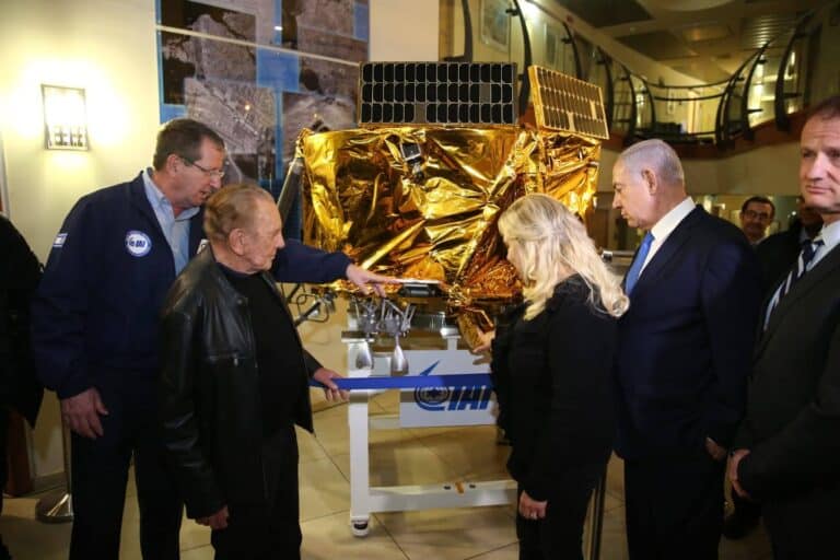 מוריס קאהן, שני משמאל: מציג את דגם החללית בראשית לבני הזוג נתניהו, במהלך אירוע הנחיתה (וההתרסקות) של החללית בראשית, אפריל 2019. צילום: אבי בליזובסקי