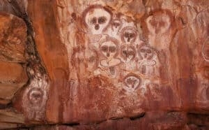 لوحة صخرية عمرها 4,000 عام تُصوّر واندجينا، الكائن الذي يحمل المطر في أساطير السكان الأصليين، محطة جبل إليزابيث، غرب أستراليا | المصدر: غرايم تشورتشارد، فليكر