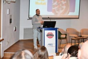 الرئيس التنفيذي لشركة إيماجيندايري، الدكتور إيال إيفرغان، في اجتماع نادي السيليكون، ديسمبر 2025. الصورة: شموئيل أوستر