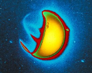 شرح الصورة: أول صورة بالأشعة فوق البنفسجية للغلاف الجوي الخارجي للأرض. التُقطت الصورة من القمر عام ١٩٧٢ خلال مهمة أبولو ١٦، باستخدام تلسكوب صممه وبناه الدكتور جورج كاروثرز. حقوق الصورة: جي. كاروثرز (مختبر الأبحاث البحرية) وآخرون / كاميرا الأشعة فوق البنفسجية البعيدة / ناسا / أبولو ١٦