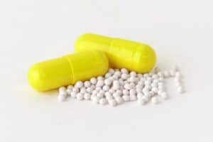 1. التعليق: كبسولات أوميبرازول - مثال على دواء من عائلة مثبطات مضخة البروتون. حقوق الصورة/الترخيص: W.carter / ويكيميديا ​​كومنز، CC0. (ويكيميديا ​​كومنز)