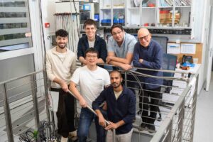 من اليمين، الصف الخلفي: البروفيسور آدي ستيرن، والدكتور يوفال رونين، والبروفيسور ديفيد ميروس؛ الصف الأمامي: هيمانشو دوف، والدكتور جايهيون كيم، وأميت شاير