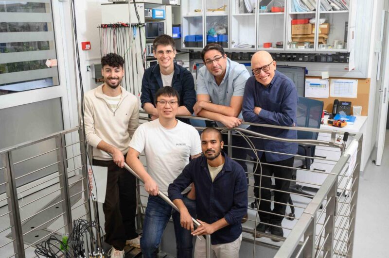 מימין, שורה אחורית: פרופ' עדי שטרן, ד"ר יובל רונן ופרופ' דיוויד מרוס; שורה קדמית: הימאנשו דב, ד"ר ג'ייהון קים ועמית שעיר