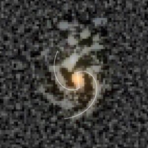 تم تطبيق قناع عدم الوضوح على مجموعة مرشحات F200W وF277W وF356W. الخطوط البيضاء عبارة عن حلزونات لوغاريتمية مُلائمة لنقاط على طول هياكل الأذرع، وقطعة مستقيمة مُلائمة لهيكل الشريط، موجهة تقريبًا من الشمال إلى الجنوب. حقوق الصورة: دانيال إيفانوف وآخرون.