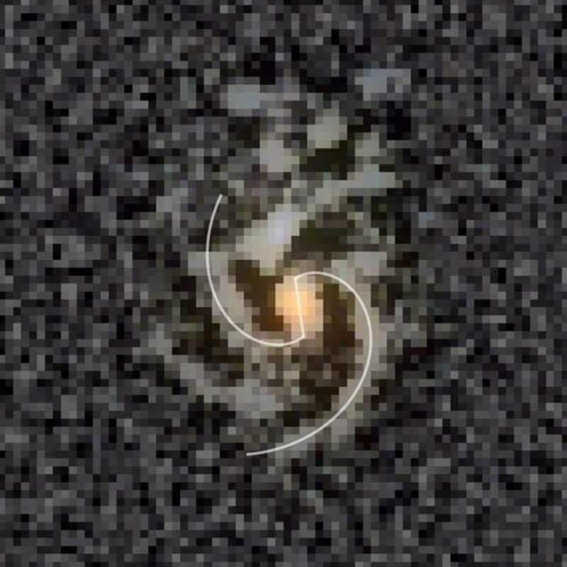 מסיכה לא חדה שרובדה על הרכב המסננים F200W, F277W ו-F356W. הקווים הלבנים הם ספירלות לוגריתמיות שעברו הלימה לנקודות לאורך מבני הזרועות ומקטע קווי שעבר הלימה למבנה המוט שכיוונו בערך מצפון לדרום. קרדיט: Daniel Ivanov, et. al.