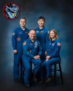 jsc2025e041955 (26-2-2025) — الصورة الرسمية لرحلة كرو-11 التابعة لوكالة ناسا وشركة سبيس إكس. الصف الأمامي، من اليسار إلى اليمين: الطيار مايك فينكي والقائدة زينا كاردمان، وكلاهما رائدا فضاء من وكالة ناسا. الصف الخلفي، من اليسار إلى اليمين: أخصائي المهمة أوليغ بلاتونوف من وكالة روسكوزموس وأخصائي المهمة كيميا يو من وكالة جاكسا (وكالة استكشاف الفضاء اليابانية). الصورة: ناسا