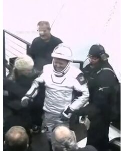 عملية إنقاذ مايك بينك، أحد رواد الفضاء الأربعة على متن مركبة كرو دراغون، في 15 يناير 2026. من تلفزيون ناسا