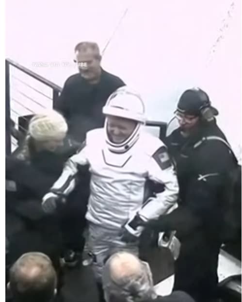 חילוצו של מייק פינק, אחד מארבעת האסטרונאוטים על סיפון CREW DRAGON, 15 בינואר 2026. מתוך הטלוויזיה של נאס"א