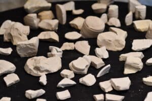 أوانٍ حجرية من جبل المشارف. كانت تُعتبر أوانٍ لا تقبل النجاسة خلال فترة الهيكل الثاني. الصورة: إميل ألجام، هيئة الآثار الإسرائيلية