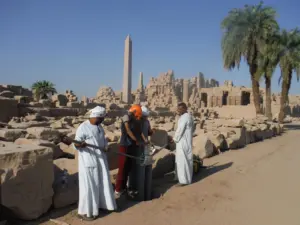 أخذ عينات من التربة من منطقة معبد الكرنك في مصر. حقوق الصورة: د. بن بنينجتون