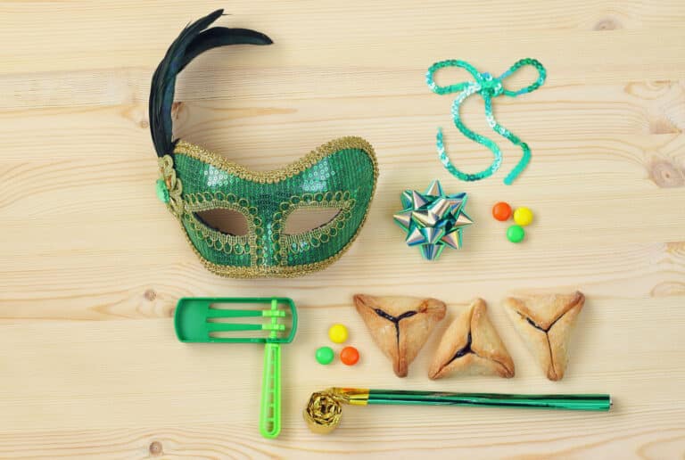 פורים: מסיכות, רעשנים, שירים וריקודים. המחשה: depositphotos.com