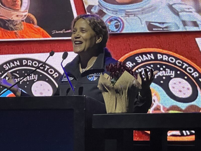 ד"ר סיאן פרוקטור על בימת כנס אילן רמון, ת"א 28/1/2026. צילום: אבי בליזובסקי